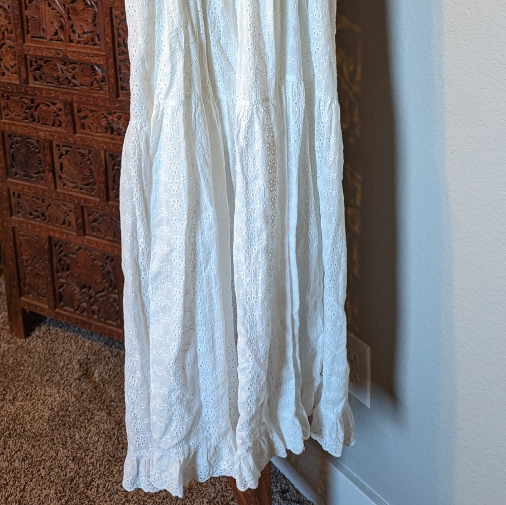 Elegant White Eyelet  Maxi Dress - Picture 5 of 7